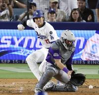 　ロッキーズ戦の２回、ベッツの適時打で生還したドジャース・大谷（共同）