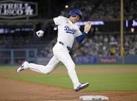 　ロッキーズ戦の２回、ベッツの適時打で本塁へ向かうドジャース・大谷（共同）
