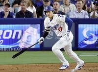 　ロッキーズ戦の２回、右前適時打を放つドジャース・大谷（共同）