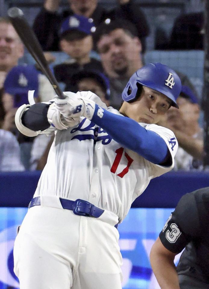 　ロッキーズ戦の２回、右前適時打を放つドジャース・大谷（共同）