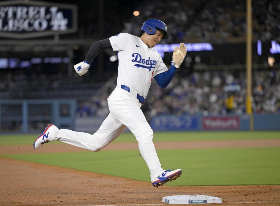 　ロッキーズ戦の２回、ベッツの適時打で本塁へ向かうドジャース・大谷（共同）