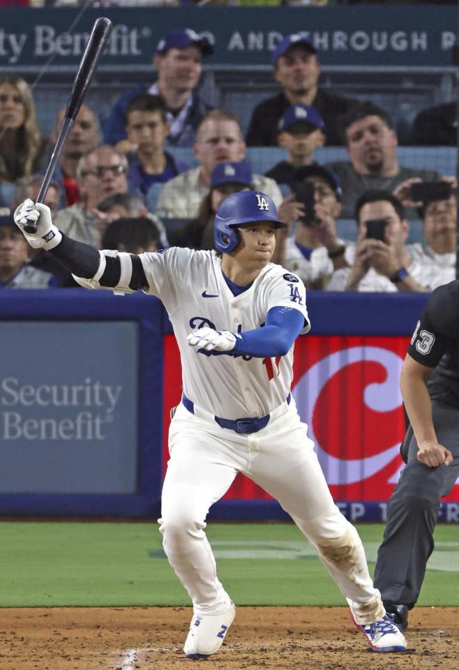 　ロッキーズ戦の４回、三直に倒れるドジャース・大谷（共同）