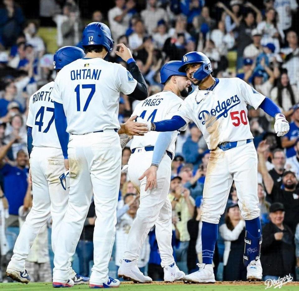 　八回、満塁弾を放ったベッツを出迎える大谷ら（ロサンゼルス・ドジャース提供）