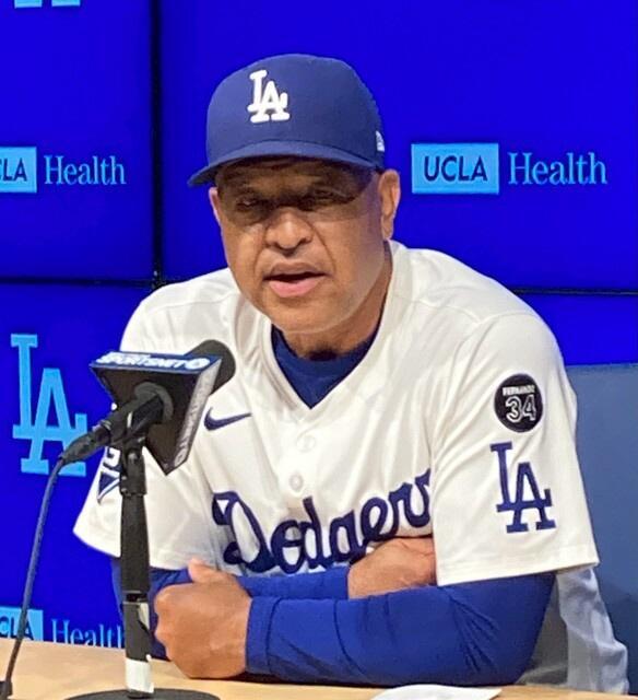 　４連勝を飾った試合を振り返るロバーツ監督（撮影・小林信行）