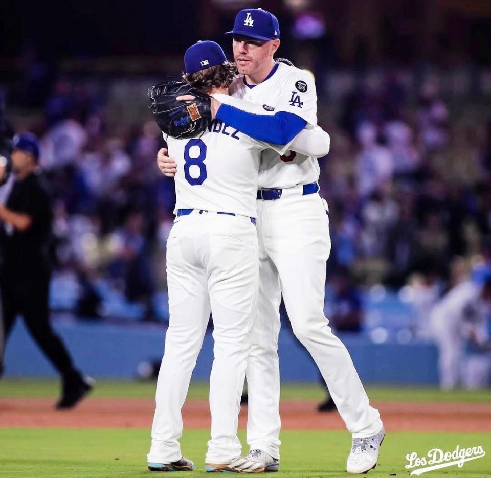 　ゲームセット直後、キケ・ヘルナンデスと抱き合うフリーマン（ロサンゼルス・ドジャース提供）