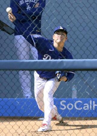 　ブルペンで投球するドジャース・山本（共同）