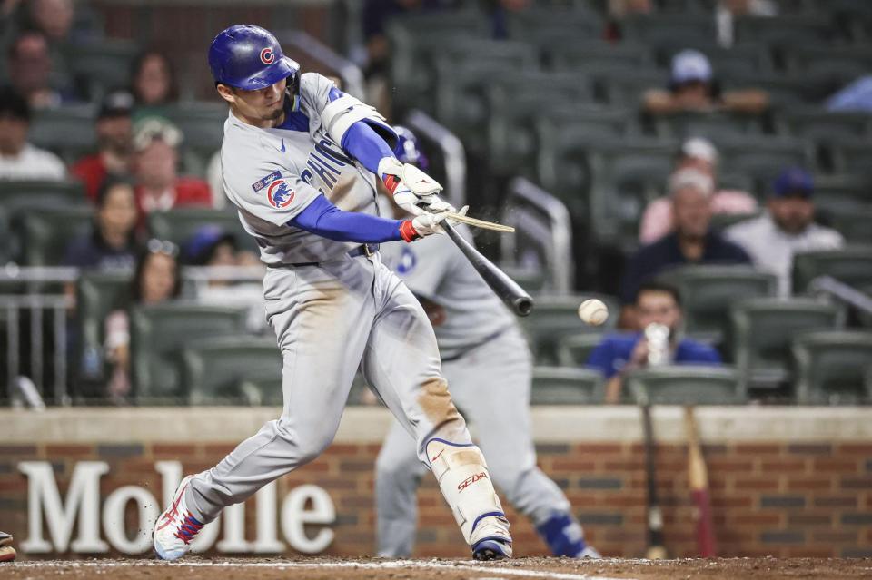 　ブレーブス戦の９回、バットを折りながら左前打を放つカブス・鈴木（ＡＰ＝共同）