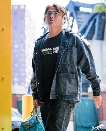 【写真】山本由伸がオシャレコーデで球場入り　デニムのセットアップ＆ブランドのバック手に