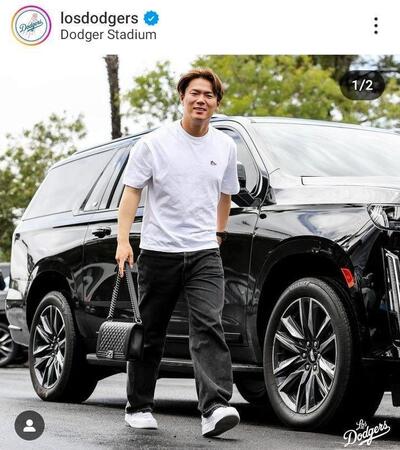 ２０２４年３月、初登板に向け球場入りした際はシャネルのチェーンバッグで＝ロサンゼルス・ドジャース提供