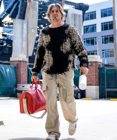 　球場入りするキケ・ヘルナンデス（ロサンゼルス・ドジャース提供）