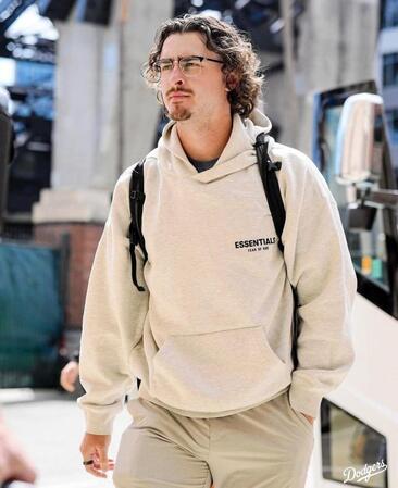 　球場入りするロブロウスキー（ロサンゼルス・ドジャース提供）