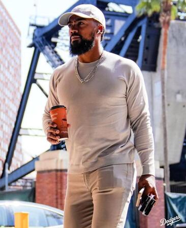 　球場入りするＴ・ヘルナンデス（ロサンゼルス・ドジャース提供）