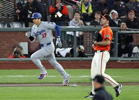 　ジャイアンツ戦の１回、二ゴロに倒れたドジャース・大谷。投手バーランダー（共同）