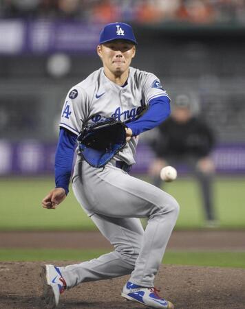 　ジャイアンツ戦の２回、打球にグラブを出すドジャース・山本（共同）