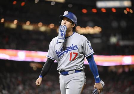 　ジャイアンツ戦の10回の攻撃を終え、ベンチに戻る大谷