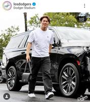 ２０２４年３月、初登板に向け球場入りした際はシャネルのチェーンバッグで＝ロサンゼルス・ドジャース提供