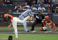 　ジャイアンツ戦の１回、二ゴロに倒れるドジャース・大谷。投手バーランダー（共同）