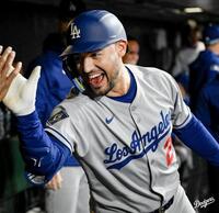 　７回に同点ソロを放ち、ベンチで笑みを浮かべるコンフォルト（ロサンゼルス・ドジャース提供）