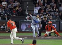 　ジャイアンツ戦の５回、中飛に倒れるドジャース・大谷。投手バーランダー（共同）