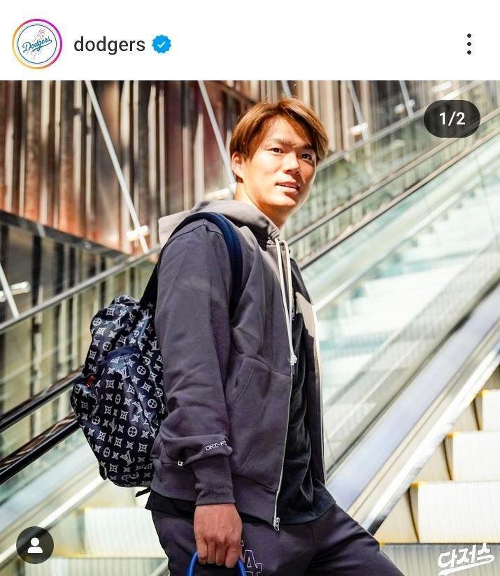 ２０２４年３月、韓国での開幕シリーズではルイ・ヴィトンのネイビーのリュックにエルメスのバーキンを２個持ち