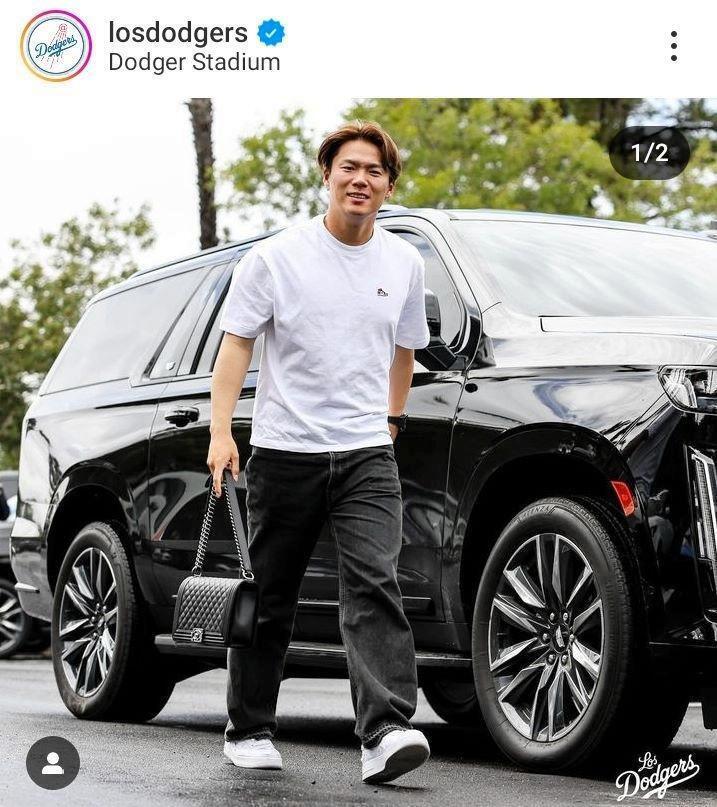 ２０２４年３月、初登板に向け球場入りした際はシャネルのチェーンバッグで＝ロサンゼルス・ドジャース提供