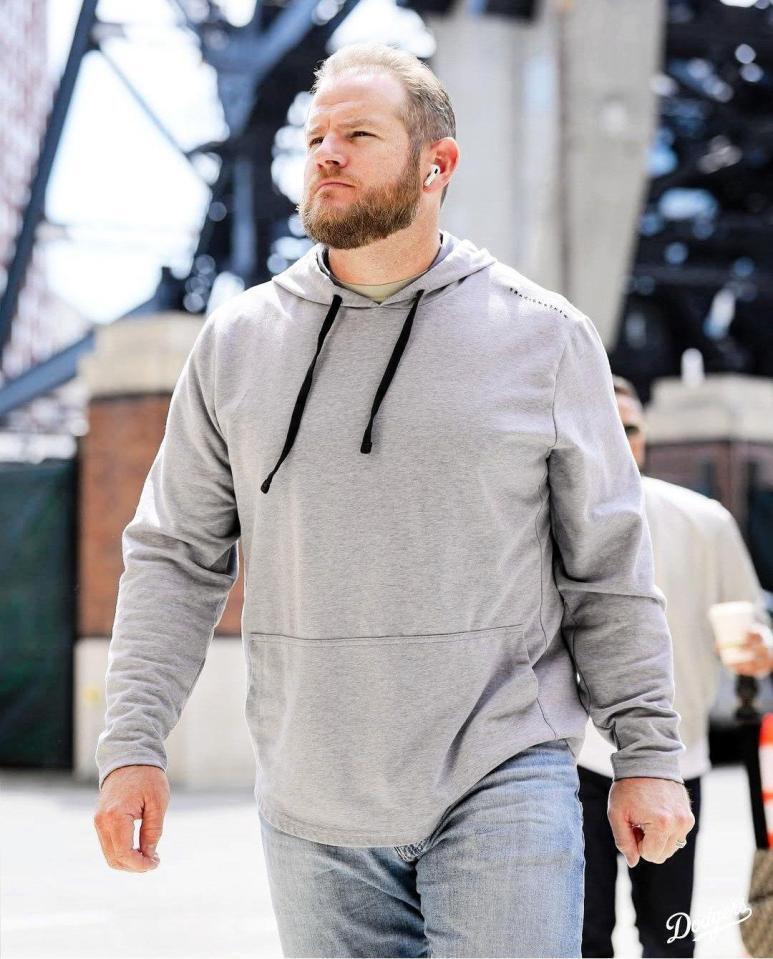 　球場入りするマンシー（ロサンゼルス・ドジャース提供）