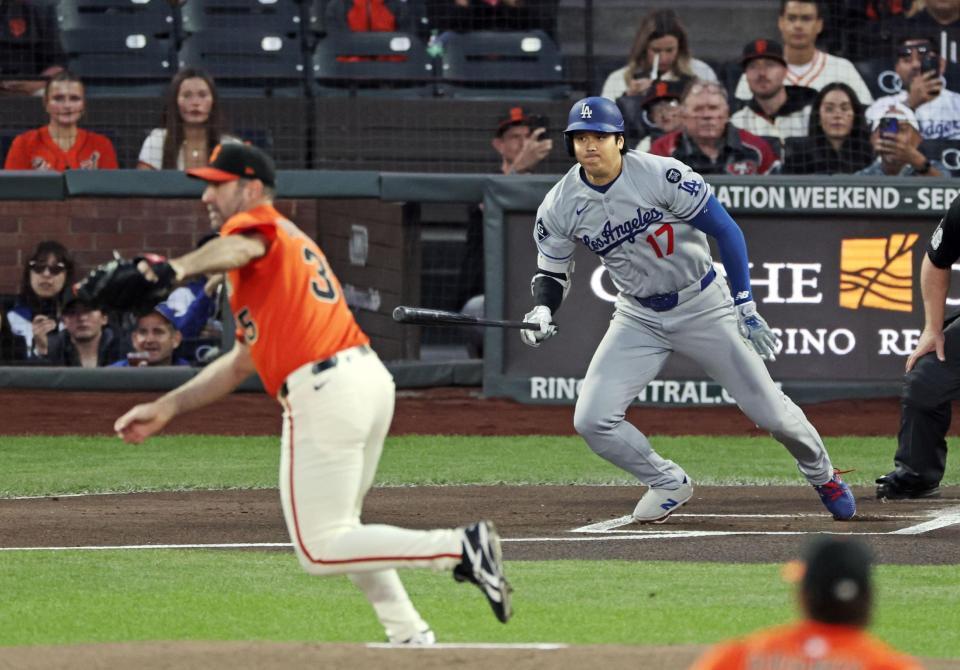 　ジャイアンツ戦の１回、二ゴロに倒れたドジャース・大谷。投手バーランダー（共同）