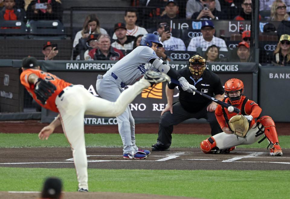 　ジャイアンツ戦の１回、二ゴロに倒れるドジャース・大谷。投手バーランダー（共同）