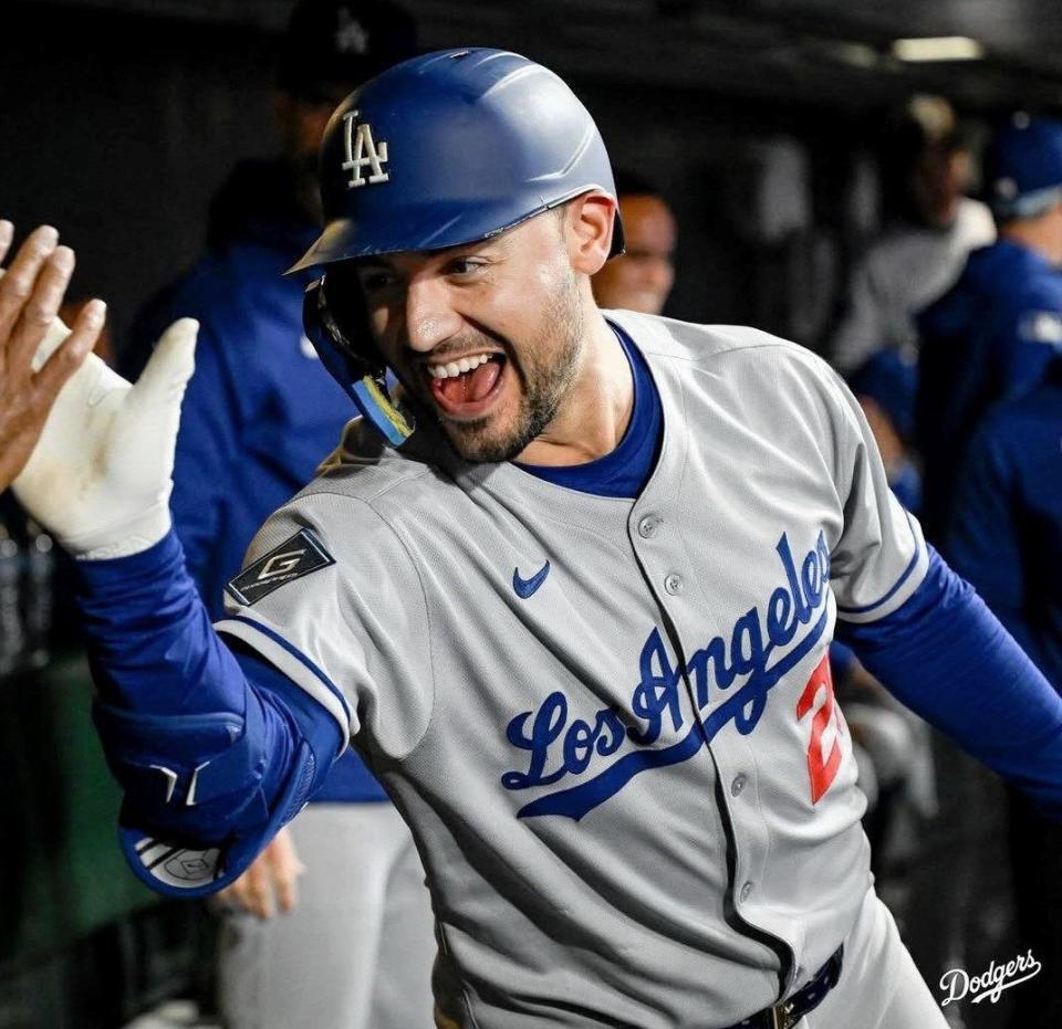 　７回に同点ソロを放ち、ベンチで笑みを浮かべるコンフォルト（ロサンゼルス・ドジャース提供）