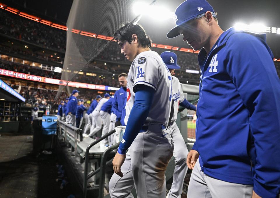 　ジャイアンツにサヨナラ負けし、引き揚げる大谷（左）