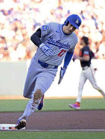 　１回、フリーマンの適時打で三塁を回り生還する大谷（共同）