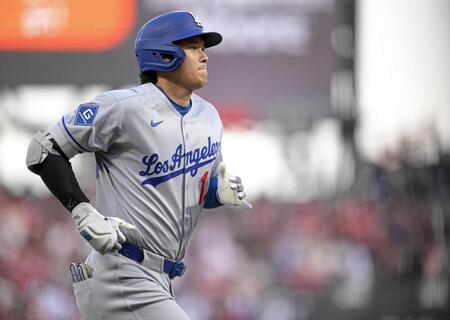 　３回、49号ソロを放ち塁を回る大谷（共同）