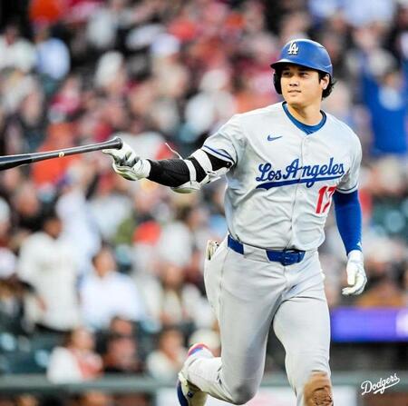 　三回、４９号ソロを放った大谷（ロサンゼルス・ドジャース提供）