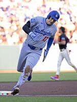 　１回、フリーマンの適時打で三塁を回り生還する大谷（共同）