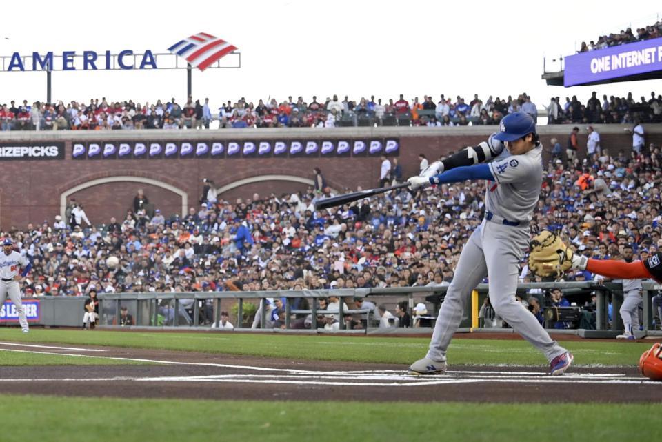 　１回、遊撃への内野安打を放つ大谷（共同）