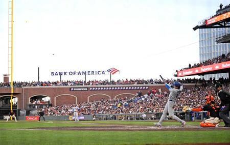 　３回、４９号ソロを放つ大谷（共同）