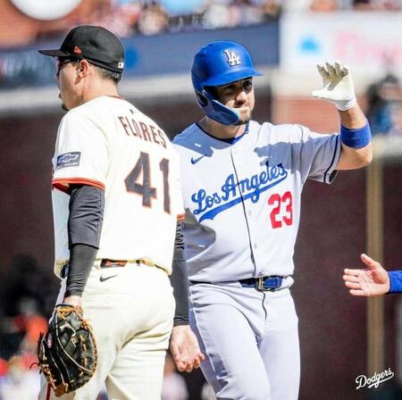 　５回、右前適時打を放ったコンフォルト（ロサンゼルス・ドジャース提供）