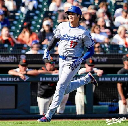 　９回、エドマンの適時打でホームを目指す大谷（ロサンゼルス・ドジャース提供）
