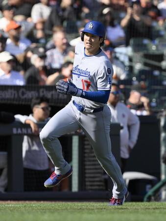 　９回、後続の適時打で本塁へ走る二走の大谷（共同）