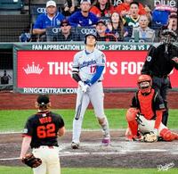 　三回、４９号ソロを放ち打球を見つめる大谷（ロサンゼルス・ドジャース提供）