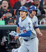 　３回、４９号ソロを放ち一塁へ向かう大谷（共同）