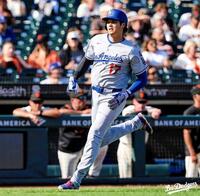 　９回、エドマンの適時打でホームを目指す大谷（ロサンゼルス・ドジャース提供）