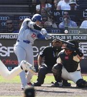 　９回、中前打を放つ大谷（共同）