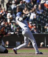 　９回、中前打を放つ大谷（共同）