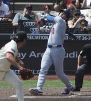 　２回、２死満塁で空振り三振に倒れる大谷（共同）