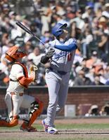 　４回、左飛に倒れる大谷（共同）