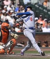 　１回、空振り三振に倒れる大谷（共同）