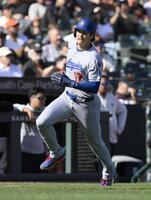 　９回、後続の適時打で本塁へ走る二走の大谷（共同）