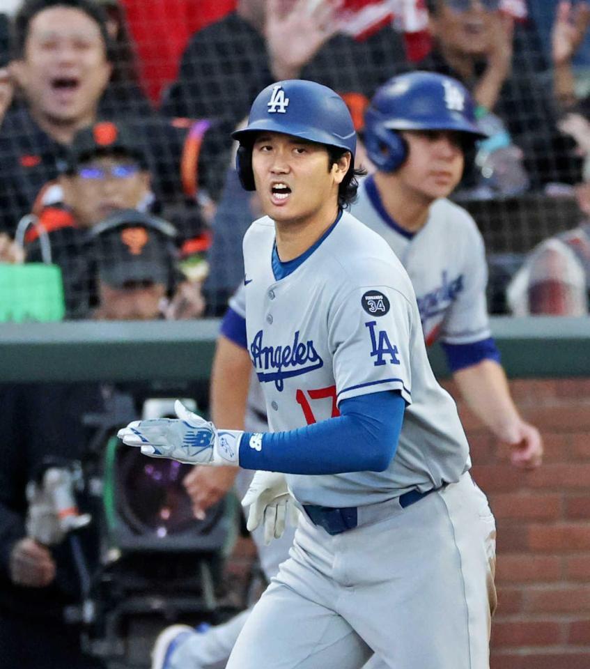 　３回、４９号ソロを放ち一塁へ向かう大谷（共同）