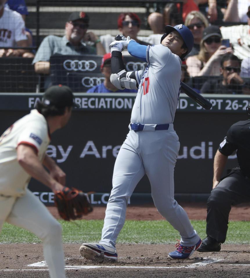 　２回、２死満塁で空振り三振に倒れる大谷（共同）